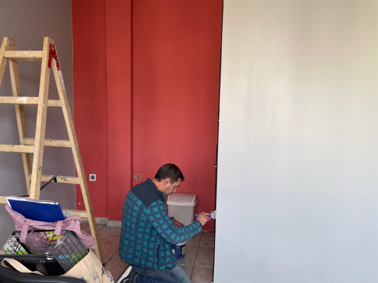Handyman performing a quick office repainting and wall finishing service in the Veliko Tarnovo.